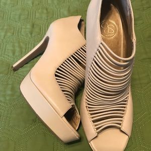 Jessica Simpson pumps